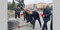 Губернатор Александр Богомаз и почетные гости церемонии награждения премией «Возвращение в жизнь» почтили память Героев Отечества - Газета Авангард